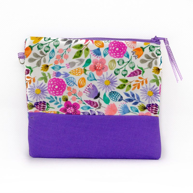 Bolsa artesanal floral hecha a mano en tonos morados