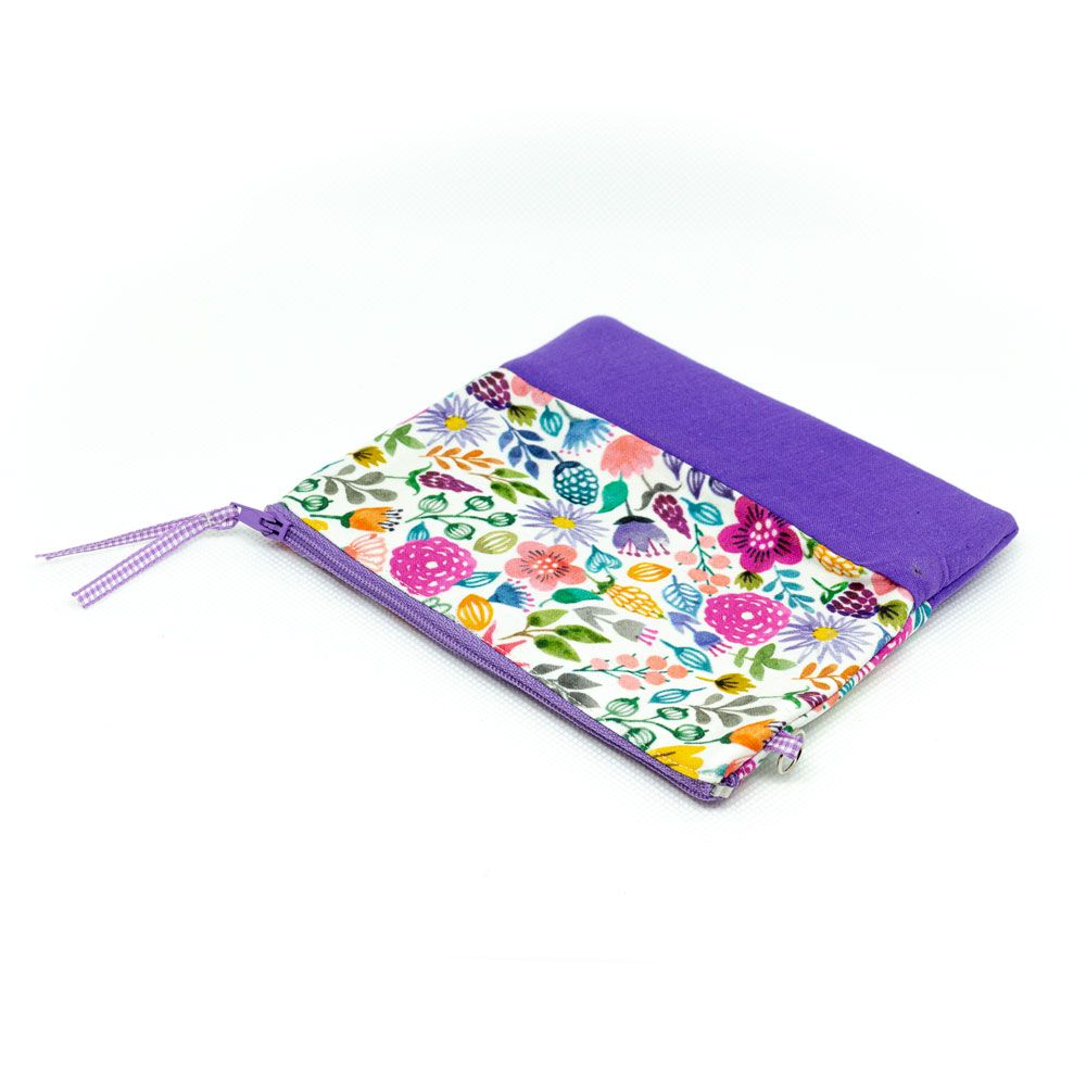Bolsa artesanal con estampado floral y cremallera Vista en ángulo de bolsa artesanal floral con cremallera morada