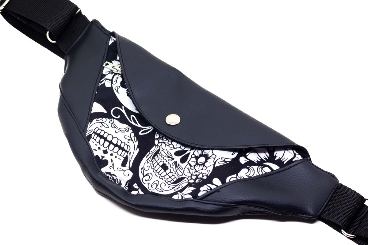 Riñonera artesanal vegana con estampado de catrinas Detalle del diseño con estampado de catrinas en riñonera vegana
