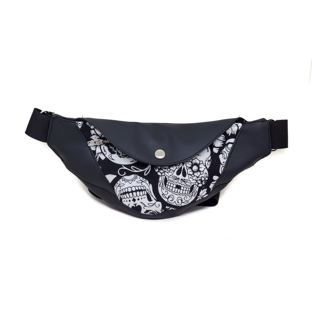 Riñonera artesanal vegana con estampado de catrinas Vista frontal de riñonera vegana artesanal con cierre de solapa