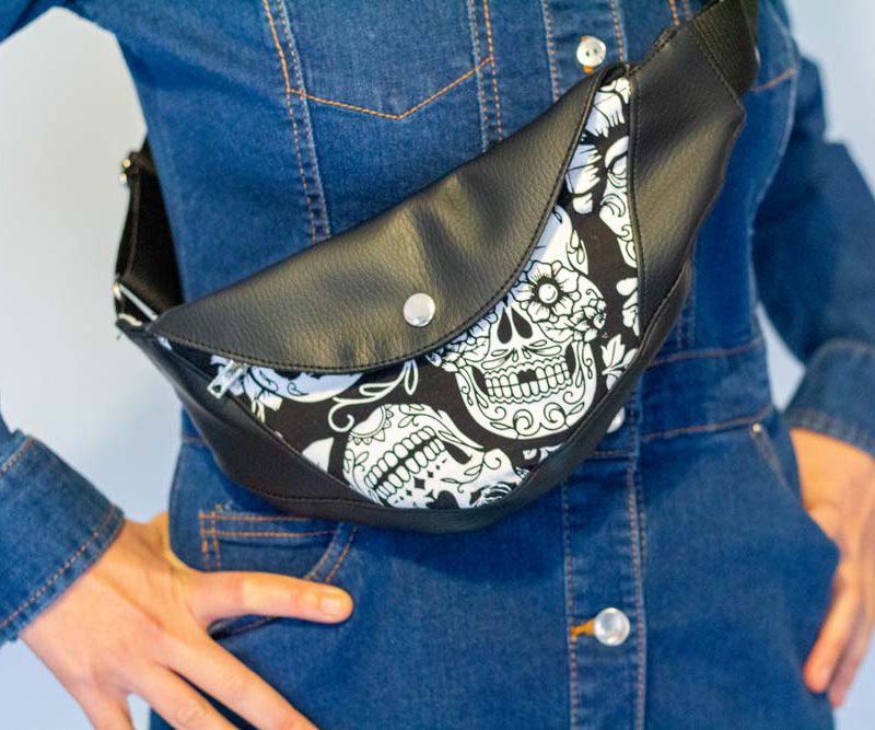 Riñonera artesanal vegana con estampado de catrinas llevada cruzada