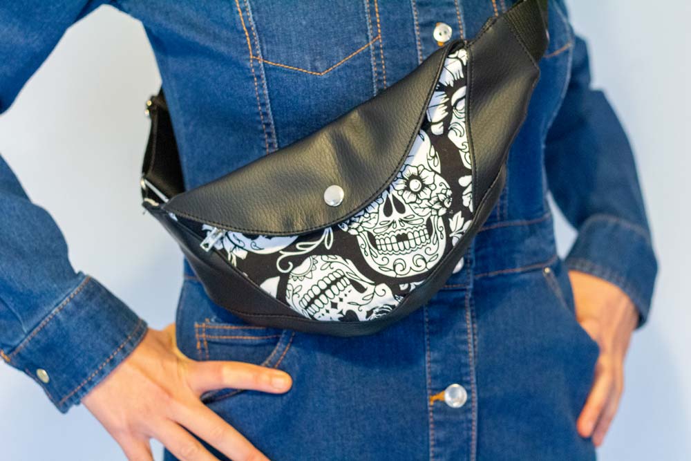 Riñonera artesanal vegana con estampado de catrinas Riñonera artesanal vegana con estampado de catrinas llevada cruzada