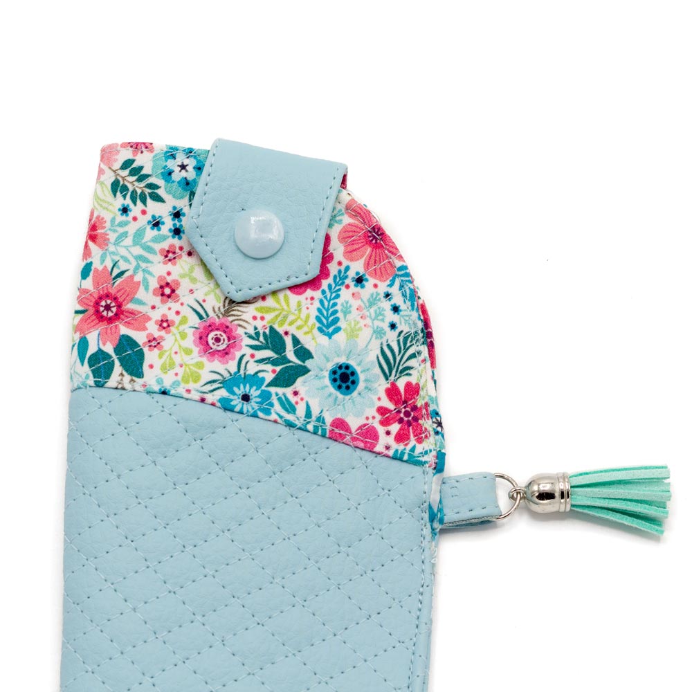 Funda multiusos de Flores y polipiel celeste Funda multiusos hecha a mano