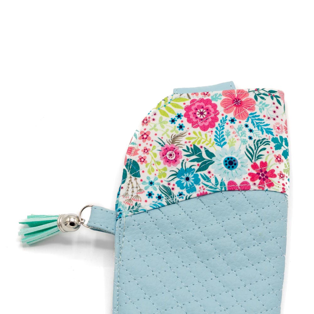 Funda multiusos de Flores y polipiel celeste Funda multiusos hecha a mano