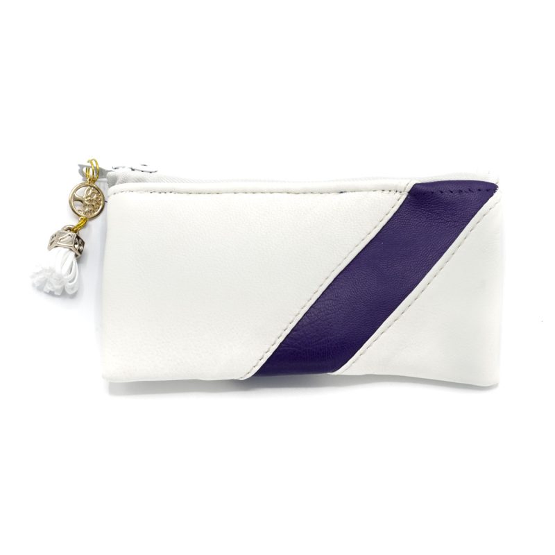 Cartera de piel blanca con banda azul