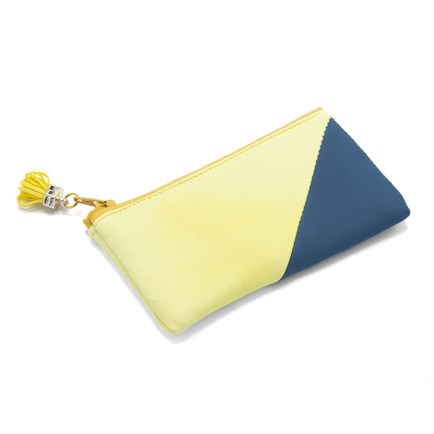 Cartera de piel bicolor con cremallera Detalle del diseño geométrico bicolor en la cartera de piel