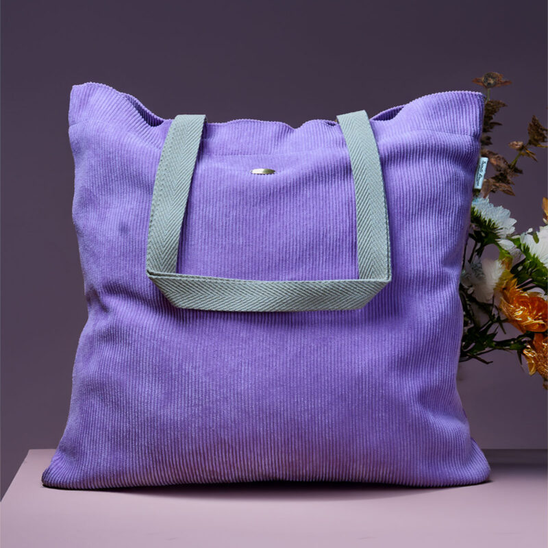 Bolso tote de pana gruesa en color lila visto de frente