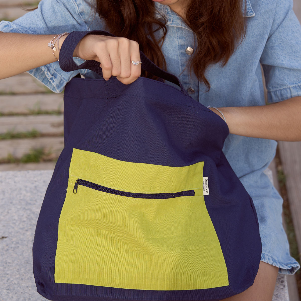 Bolso tote de tela bicolor azul marino y verde pistacho Detalle del bolsillo exterior con cremallera en verde pistacho