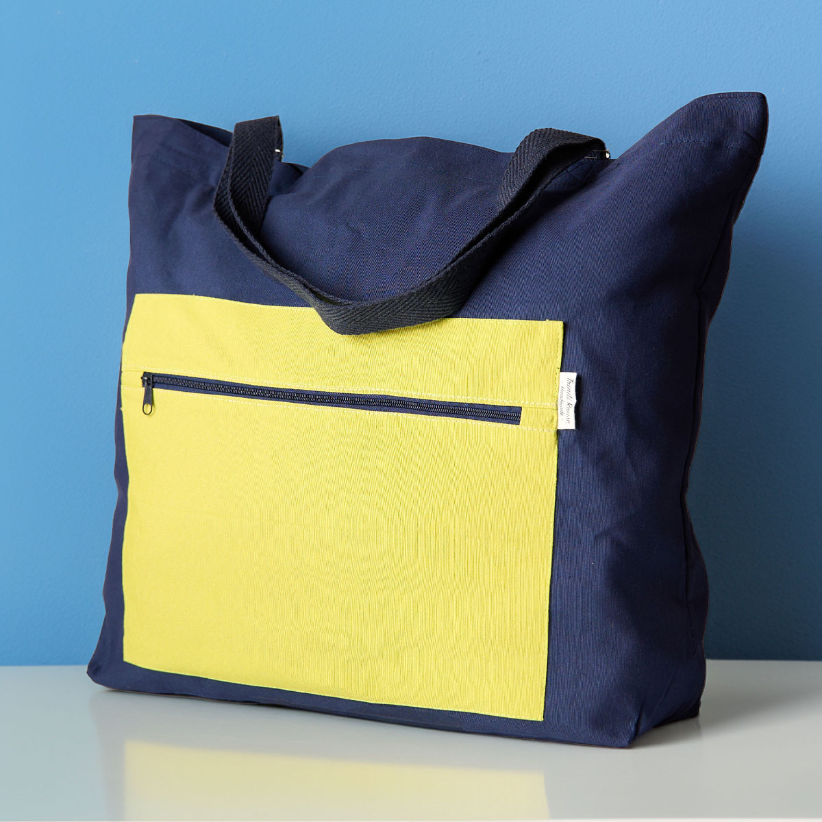 Bolso tote de tela bicolor azul marino y verde pistacho Bolso tote de tela azul marino y verde pistacho visto de frente