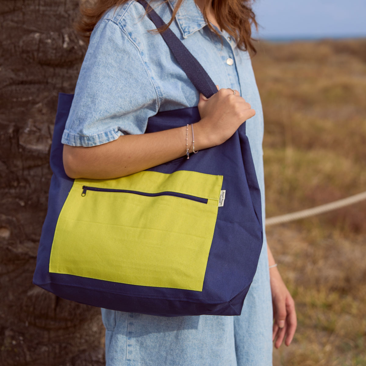 Bolso tote de tela bicolor azul marino y verde pistacho Bolso tote de tela bicolor llevado al hombro