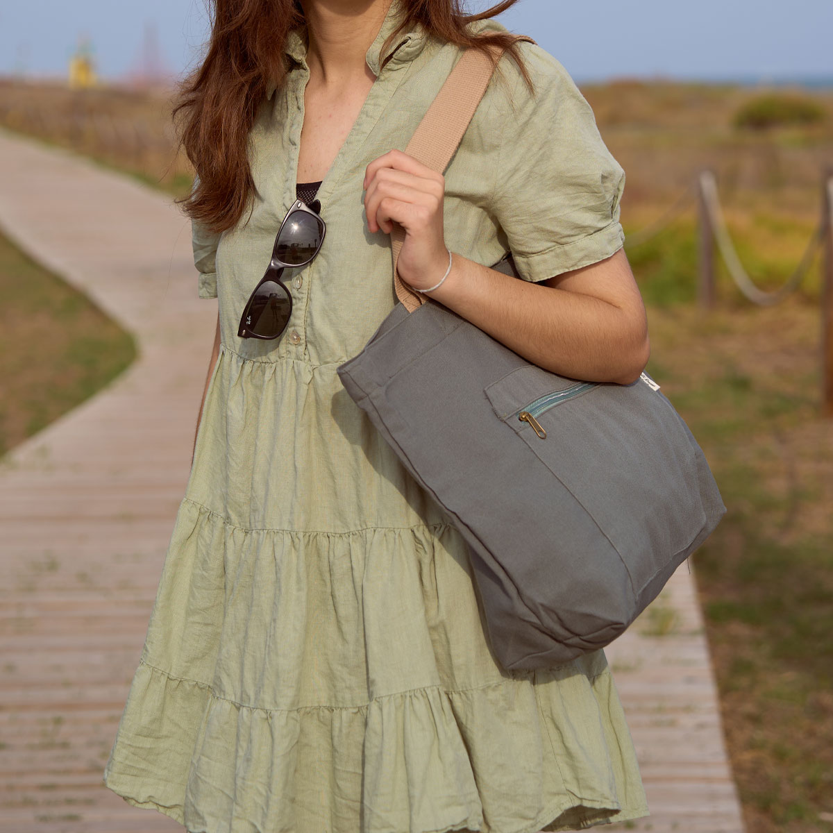 Bolso tote de tela en color kaki Bolso tote de tela llevado al hombro en exterior
