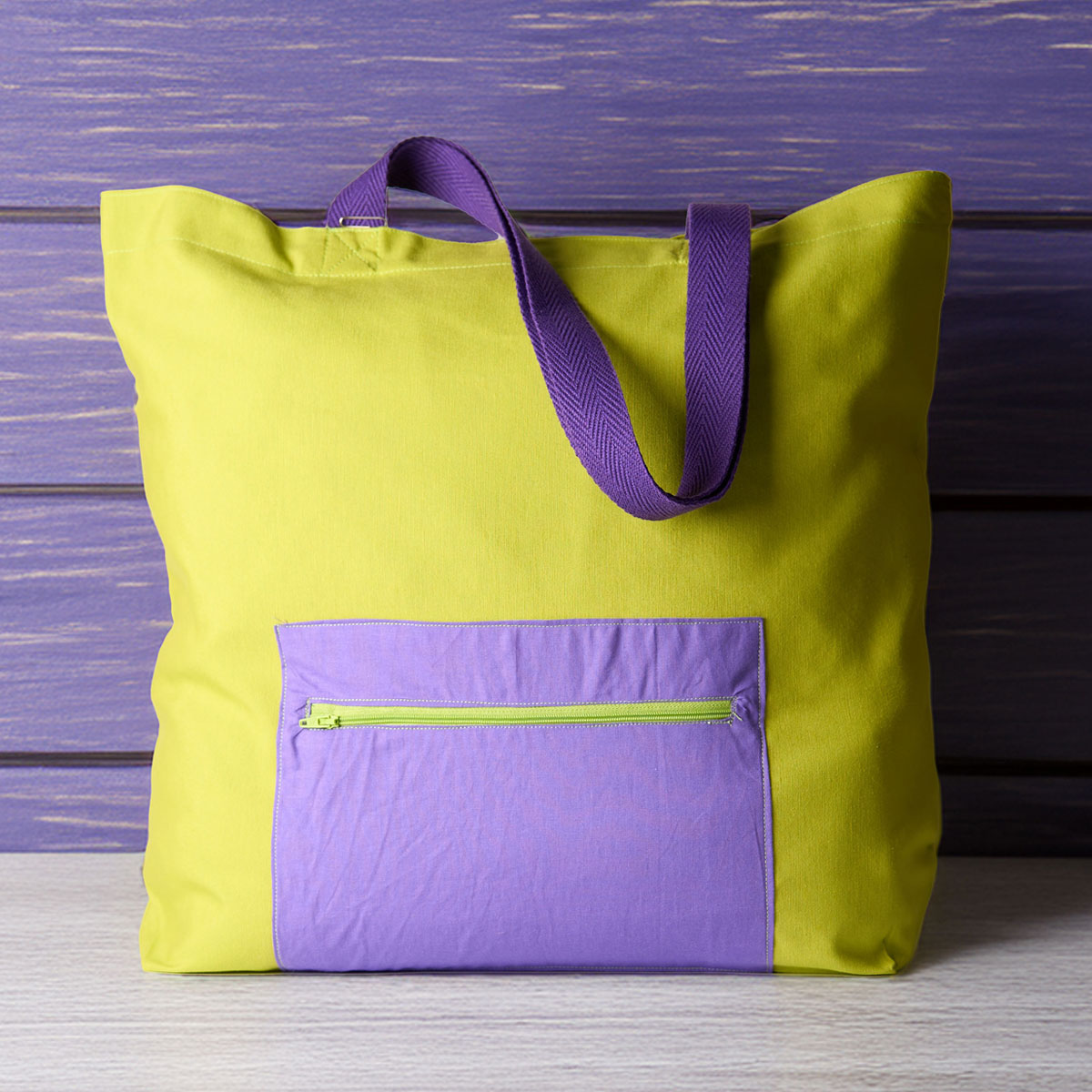 Bolso tote de tela bicolor verde pistacho y lila Bolso tote de tela verde pistacho y lila visto de frente
