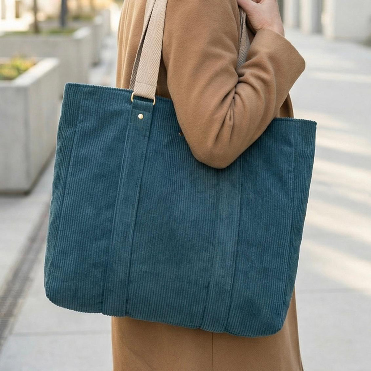 Bolso tote de tela en pana verde Bolso tote de pana verde llevado al hombro