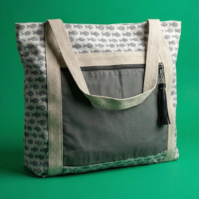 Vista lateral bolso tote Vista lateral de bolso tote de tela estampada con bolsillo frontal