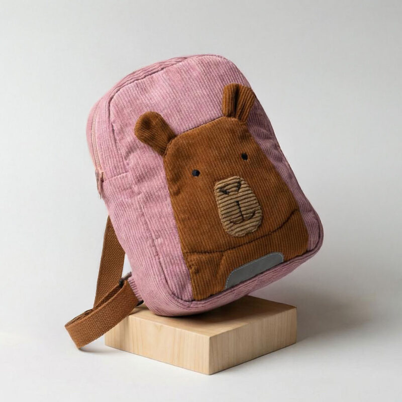 Vista lateral de mochila infantil de pana con capibara Vista lateral de mochila infantil de pana con diseño de capibara