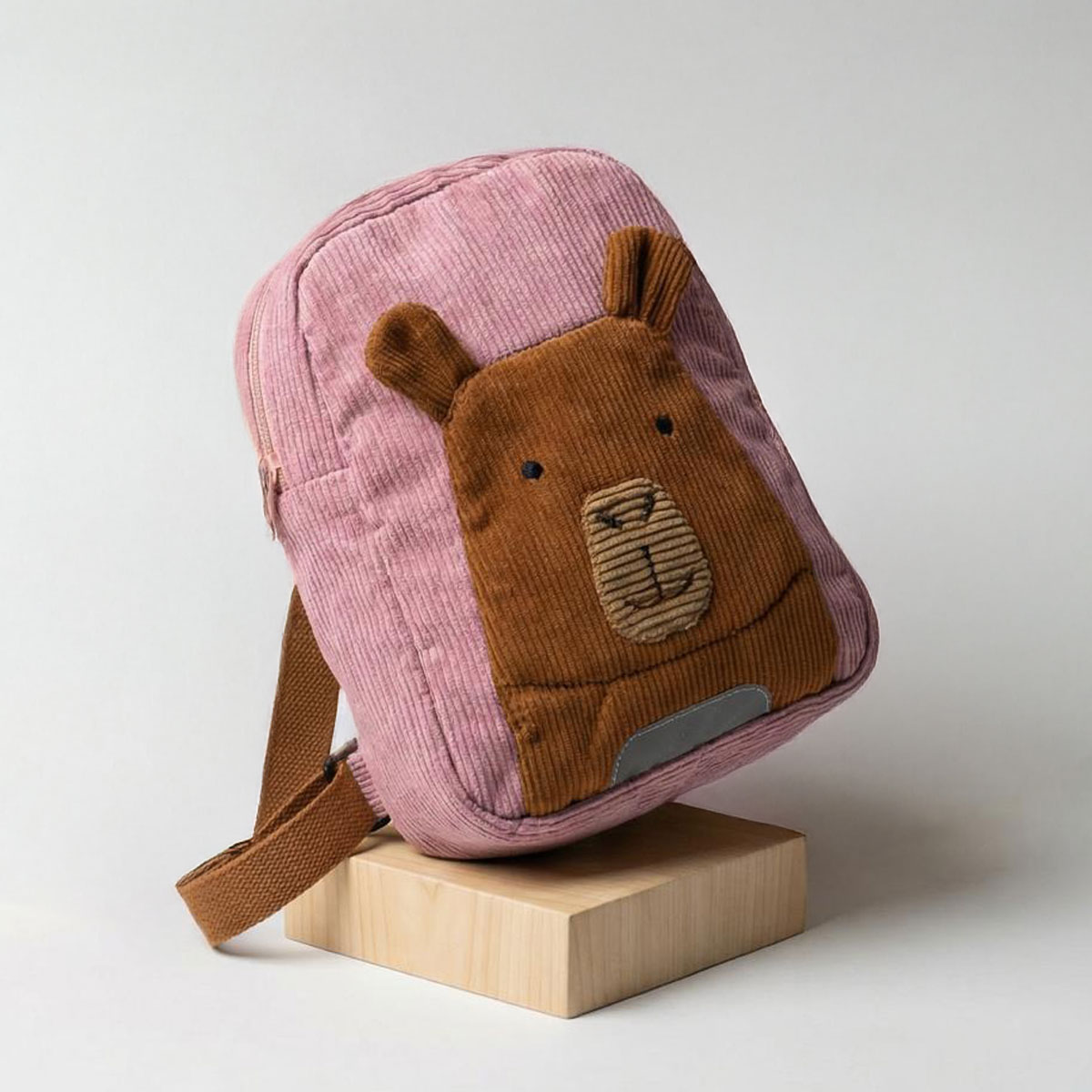 Mochila infantil de pana con capibara Vista lateral de mochila infantil de pana con diseño de capibara