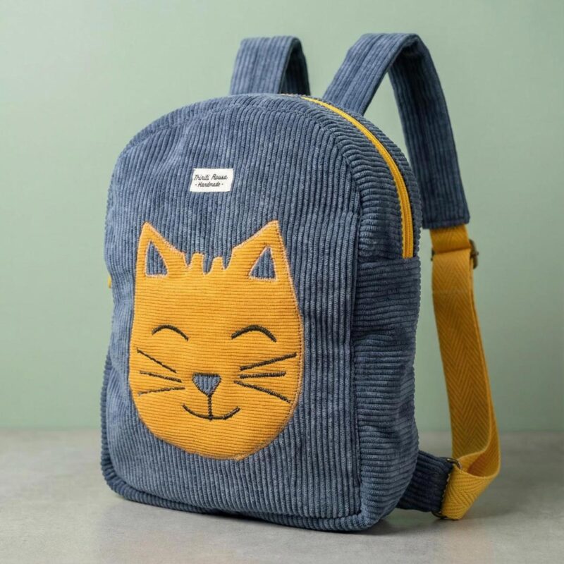 Vista lateral de mochila infantil de pana Mochila infantil de pana con diseño de gato vista lateral