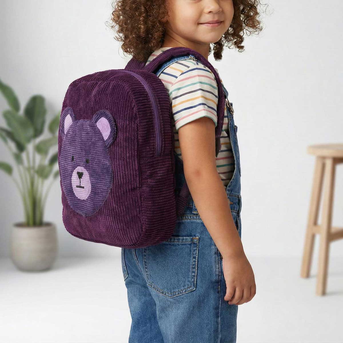 Mochila infantil de pana con oso Mochila infantil de pana con oso llevada por un niño