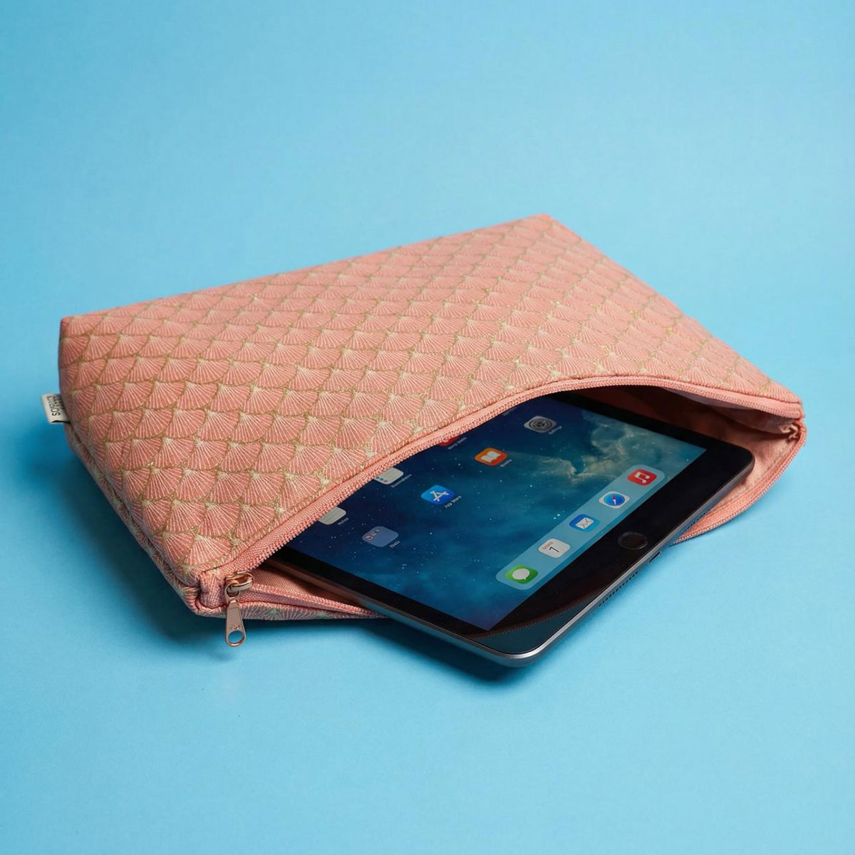 Funda de tela para tablet con cremallera salmón Funda de tela rosa con tablet en el interior
