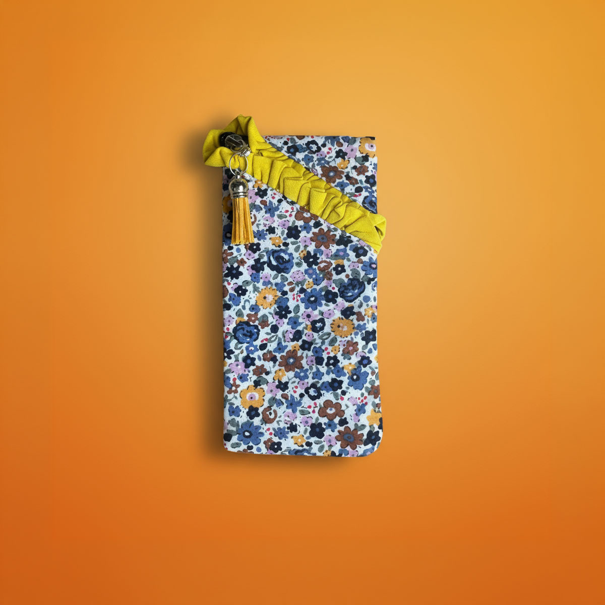 Funda multiusos de tela con estampado floral azul Funda multiusos de tela con estampado floral sobre fondo naranja