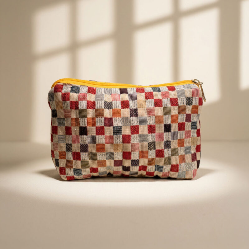 Neceser de tela con cremallera y estampado de cuadros, vista frontal