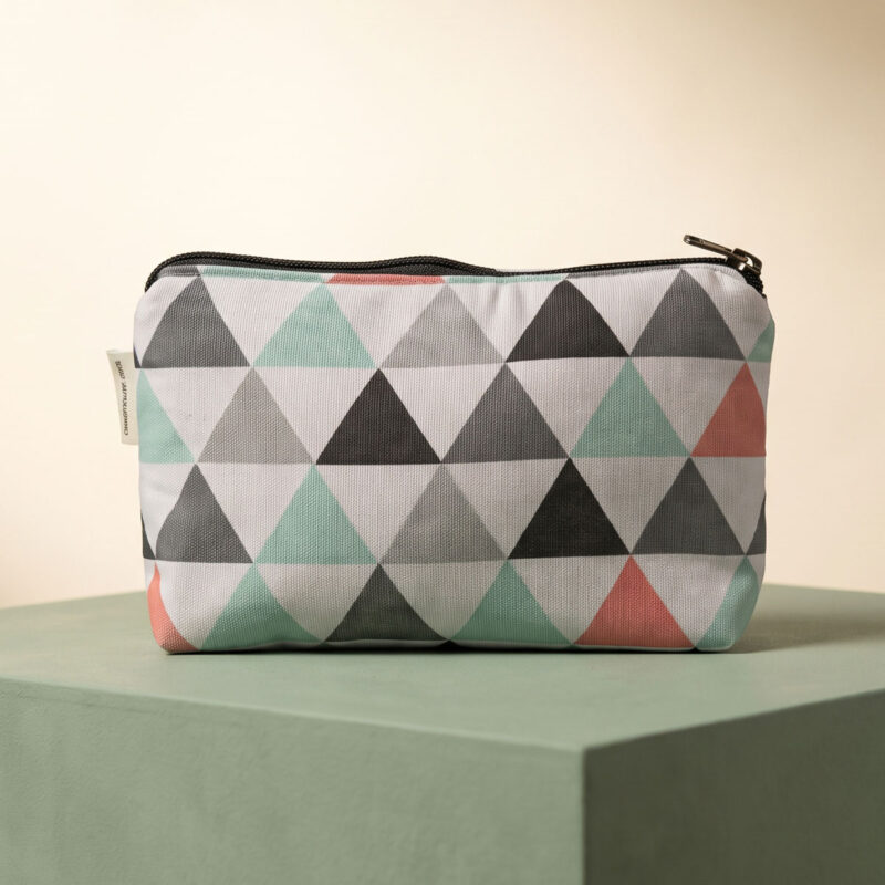 Neceser de tela con cremallera y estampado geométrico, vista frontal