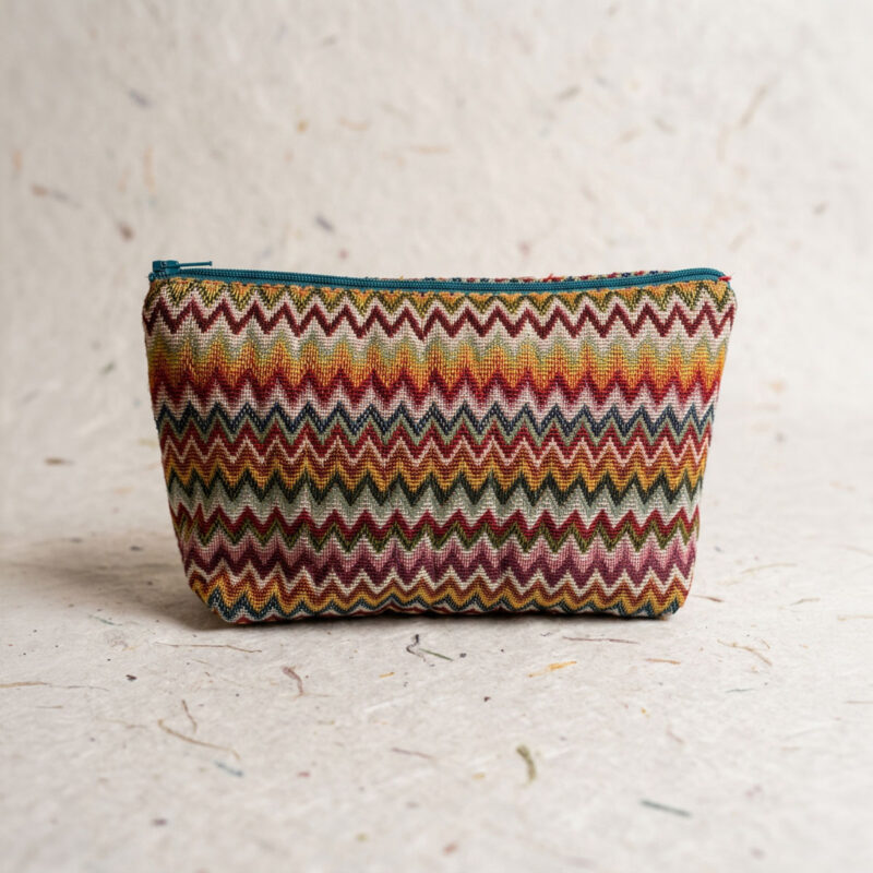Neceser de tela con cremallera y estampado de zigzag multicolor, vista frontal