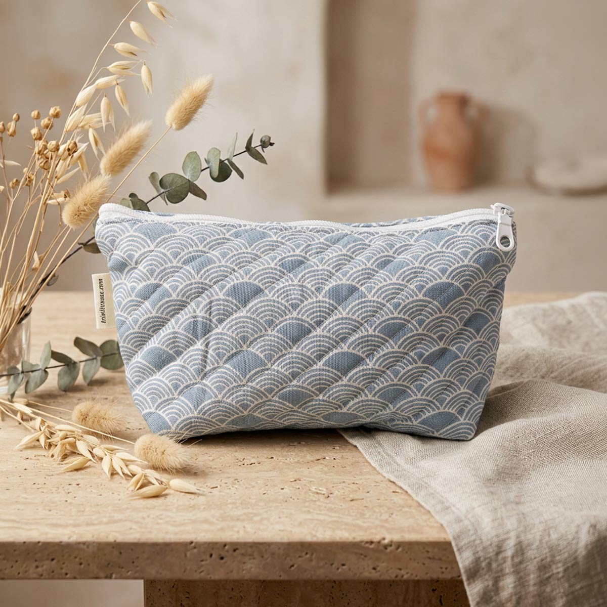 Neceser de tela con cremallera y estampado de ondas Neceser de tela azul con estampado de ondas y cremallera blanca