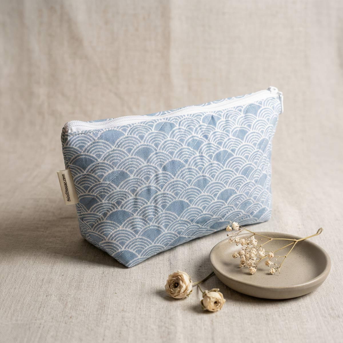 Neceser de tela con cremallera y estampado de ondas Neceser de tela azul con estampado de ondas y cremallera blanca
